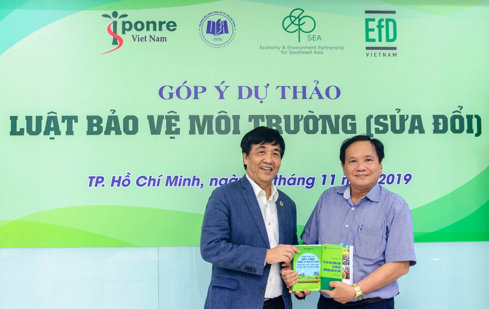 GS. TS. Nguyễn Trọng Hoài đại diện các nhà nghiên cứu và tư vấn chính sách trao tặng các ấn phẩm nghiên cứu tổng hợp liên quan đến chiến lược tăng trưởng xanh cũng như sử dụng công cụ kinh tế để quản lý tài nguyên và môi trường ở Việt Nam.